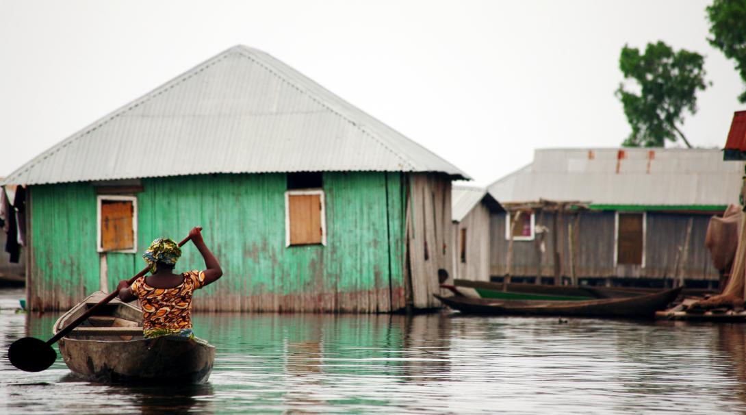 Mujer local se dirige a su hogar tras las inundaciones causadas por el Ciclón Idai en Mozambique. Voluntarios de Projects Abroad pueden ofrecer ayuda humanitaria en Mozambique tras el Ciclón Idai.